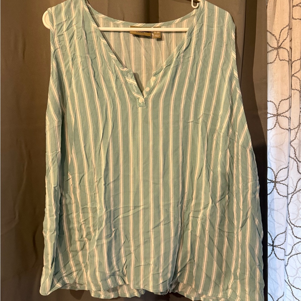 Green Sleeveless Relaxed Blouse with Notched Collar